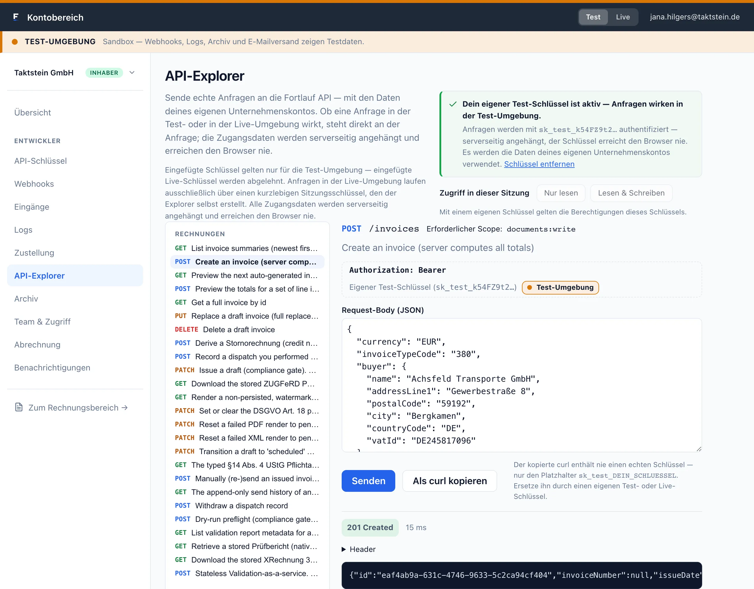 API-Explorer im Kontobereich: links die Operationen der Referenz, rechts der vorbefüllte Request und die Antwort des Servers mit Statuscode und Laufzeit.