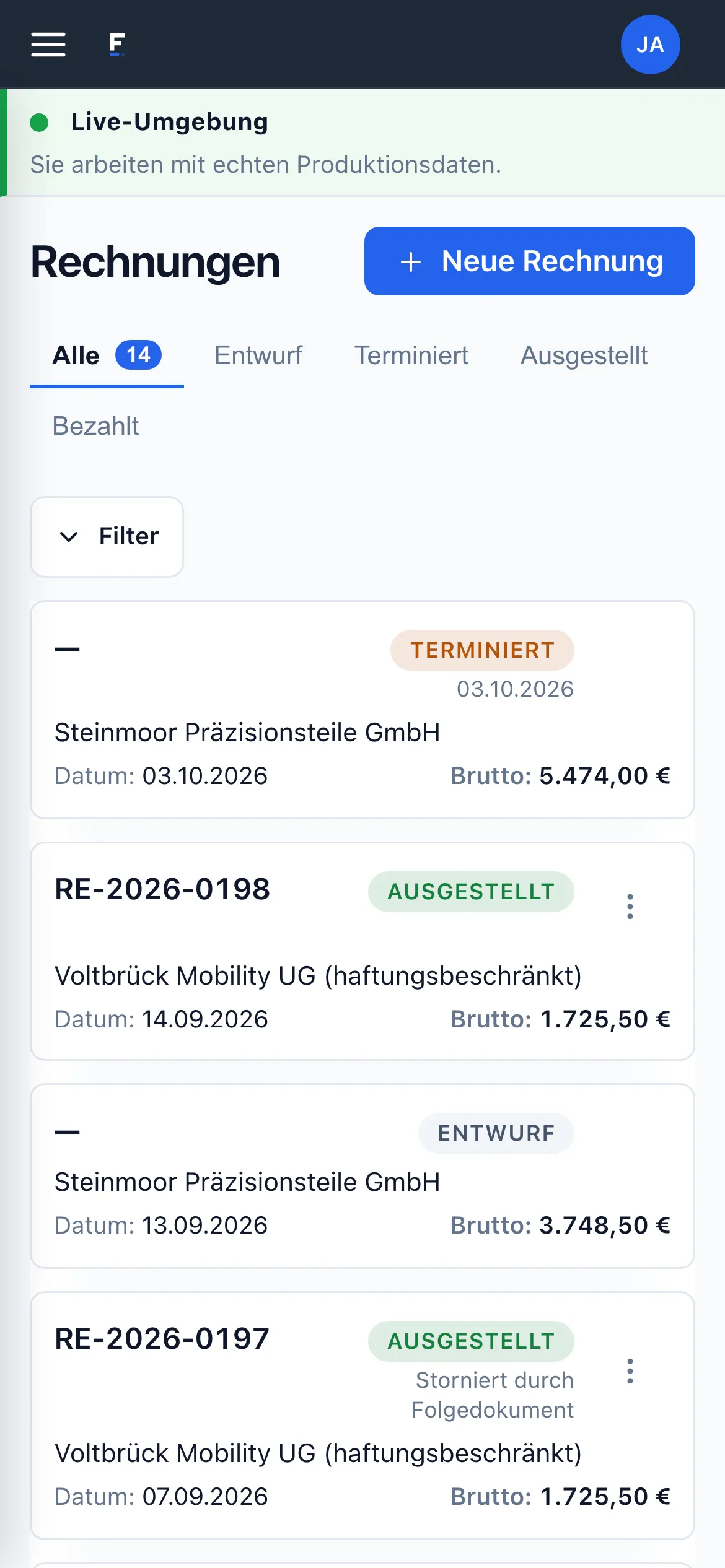 Rechnungsliste in Fortlauf: je Zeile Rechnungsnummer, Datum, Kunde, Status und Brutto-Betrag, daneben die Navigation des Rechnungsbereichs.